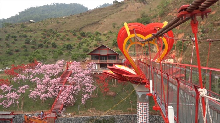 Cận cảnh cây cầu tình yêu bằng kính trong suốt đầu tiên ở Việt Nam tại Mộc Châu